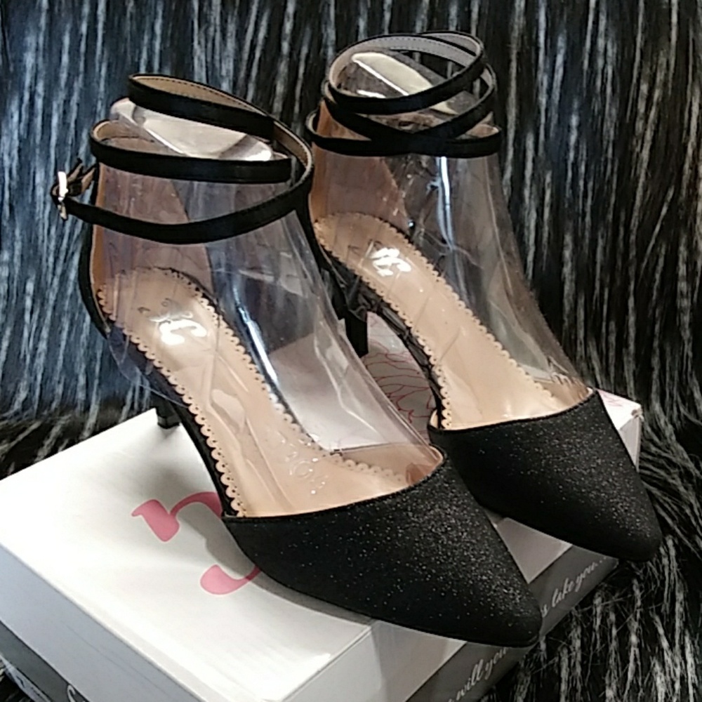 Fancy black pump
